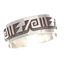 Breiter Armreif Ornamentik