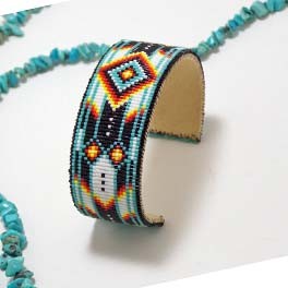 Cherokee verstellbarer Perlenarmreif mit Federnmotiv