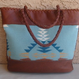 Edle Tasche aus Stoff, Leder und Fell