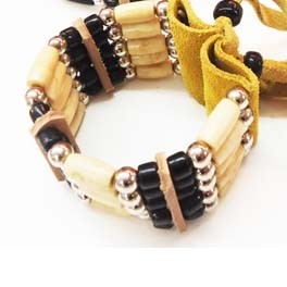 Armband aus Knochen und Rehleder