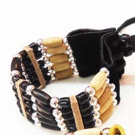 Armband aus Knochen/Horn und Rehleder