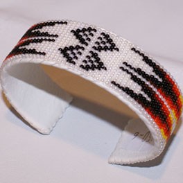 Navajo Perlenarmreif leuchtend weiss