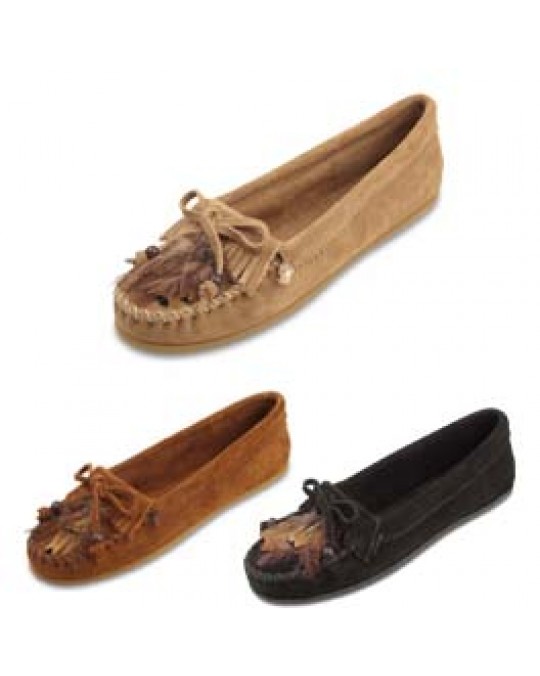 Moccasin mit Perlen und Federn